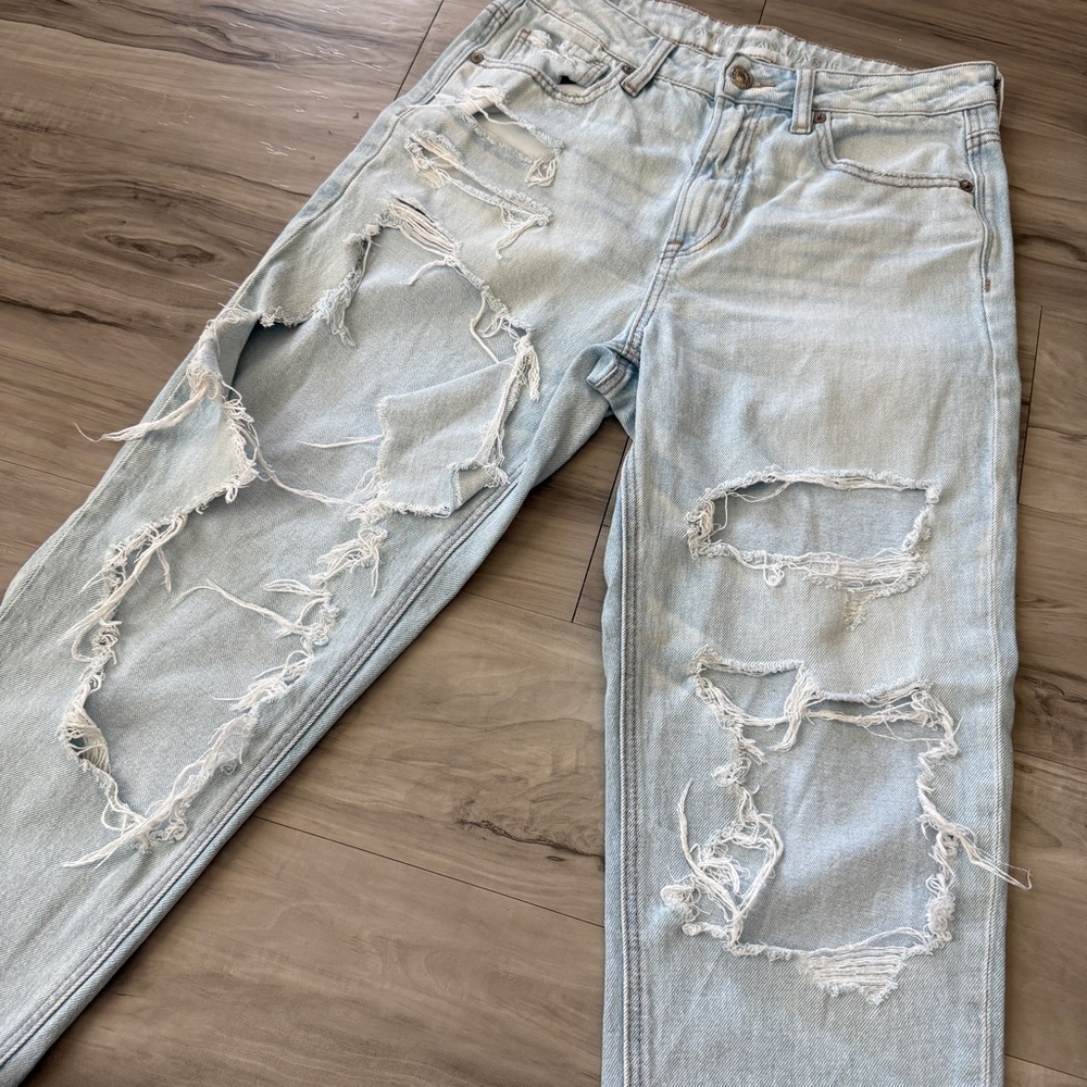 American Eagle Mom Jeans Ripped Distressed Light Wash High Rise Women’s Size 6